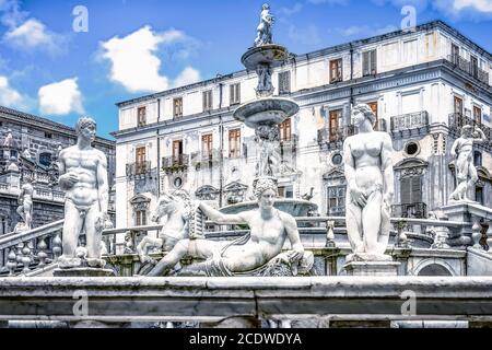 Fontana Pretoria sulla piazza di Piazza Pretoria in Sicilia Città portuale di Palermo Foto Stock