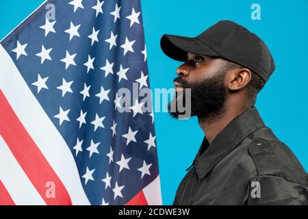 Giovane alfiere-americane di sicurezza maschile in uniforme nera e cappello Foto Stock