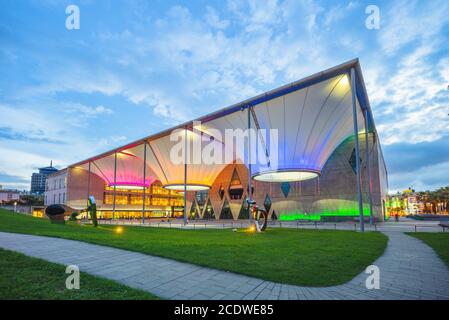 27 luglio 2019: Il centro culturale e artistico di Dadong si trova a Fengshan, Kaohsiung, Taiwan. È stato inaugurato nel 2012 e vanta sale multifunzionali, Foto Stock