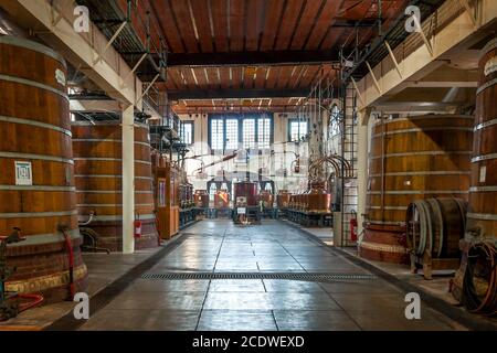 Impianti di distillazione e barili per la maturazione delle bevande spiritose Del Palais Bénédictine Foto Stock