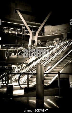 Scala mobile presso il nuovo aeroporto internazionale di Hamad a Doha, Qatar Foto Stock