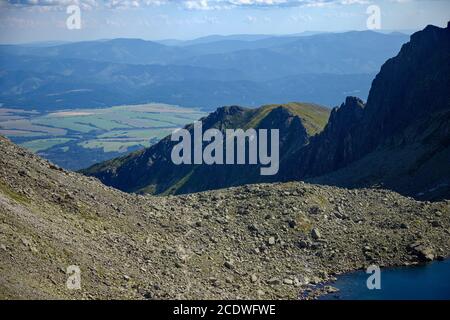 Vista dalla valle del Furkotská sul bacino del liptov e sui bassi Tatra nella lontana Slovacchia Foto Stock