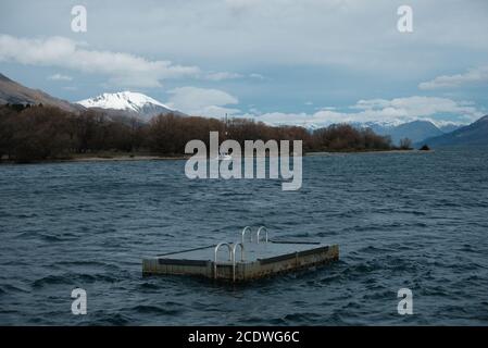 Piattaforma subacquea presso il fiume Dart a Glenorchy Foto Stock