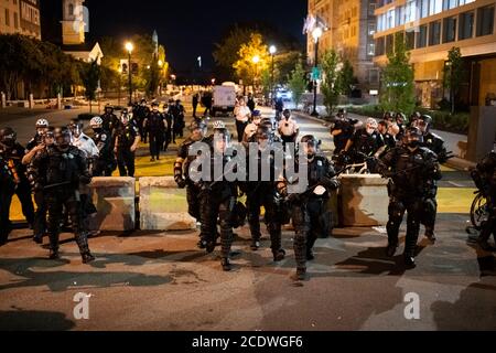 Gli ufficiali di polizia che indossano un'armatura a corpo pieno avanzano attraverso Black Lives Matter Plaza vicino alla Casa Bianca a Washington, DC, il 29 agosto 2020 in mezzo alla pandemia di Coronavirus. Alla fine di una settimana di proteste che sono scoppiate dopo le sparatorie della polizia a Jacob Blake in Wisconsin, poi sono proseguite attraverso la Convenzione Nazionale Repubblicana, e sono culminate nell'impegno di marzo: Il venerdì, sabato, il ginocchio si è spento e ha portato delle marches di protesta emotiva che si sono concluse con una violenta repressione della polizia in Black Lives Matter Plaza a tarda notte. (Graeme Sloan/Sipa USA) Foto Stock