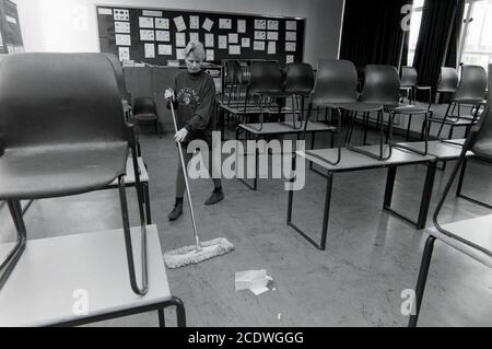 Pulitori al lavoro alla Addington High School, New Addington vicino Croydon. 06 maggio 1993. Foto: Neil Turner Foto Stock