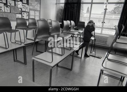 Pulitori al lavoro alla Addington High School, New Addington vicino Croydon. 06 maggio 1993. Foto: Neil Turner Foto Stock