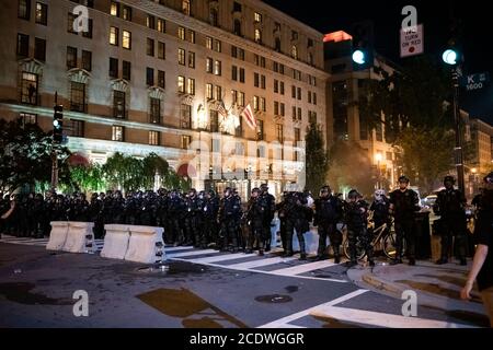 Gli ufficiali di polizia che indossano un'armatura a corpo pieno bloccano Black Lives Matter Plaza vicino alla Casa Bianca a Washington, DC, il 29 agosto 2020 in mezzo alla pandemia di Coronavirus. Alla fine di una settimana di proteste che sono scoppiate dopo le sparatorie della polizia a Jacob Blake in Wisconsin, poi sono proseguite attraverso la Convenzione Nazionale Repubblicana, e sono culminate nell'impegno di marzo: Il venerdì, sabato, il ginocchio si è spento e ha portato delle marches di protesta emotiva che si sono concluse con una violenta repressione della polizia in Black Lives Matter Plaza a tarda notte. (Graeme Sloan/Sipa USA) Foto Stock