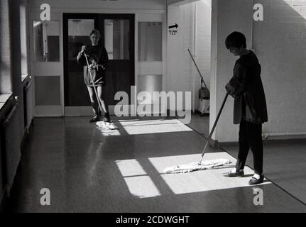 Pulitori al lavoro alla Addington High School, New Addington vicino Croydon. 06 maggio 1993. Foto: Neil Turner Foto Stock