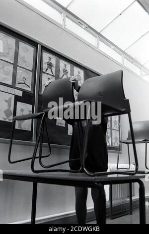 Pulitori al lavoro alla Addington High School, New Addington vicino Croydon. 06 maggio 1993. Foto: Neil Turner Foto Stock