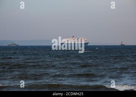 Queen Mary 2 ormeggiata al largo della Weymouth Coast Foto Stock