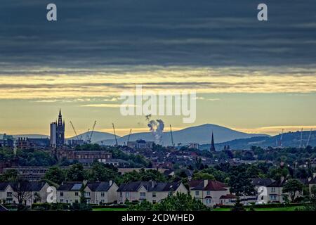 Glasgow, Scozia, Regno Unito 30 agosto, 2020: Regno Unito Meteo: Baldacchino di nuvola sopra l'estremità occidentale della città e la torre dell'orologio dell'università gotica con il punto più alto nella parte ovest della collina del tinto sullo skyline, accreditamento: Traghetto di Gerard/Alamy in tensione News Foto Stock