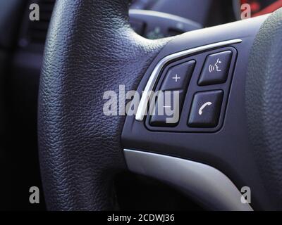 Pulsanti di comando accesso facilitato e sistema multimediale sul volante. Cocpir, dettaglio interno auto. Foto Stock