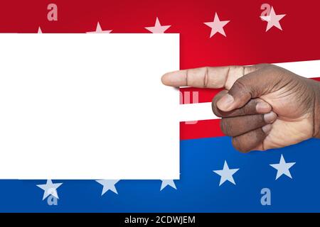 Mano dell'uomo nero che punta al segno vuoto sulle stelle e sullo sfondo delle strisce degli Stati Uniti. L'indipendenza americana e la politica segno e modello di lista di controllo. Foto Stock