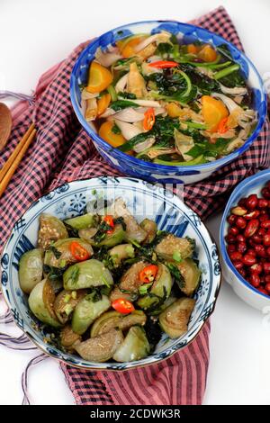 Pasto giornaliero vegano a pranzo, arachidi fritte con salsa, melanzane verdi fritte, ciotola di riso, zuppa di verdure, semplice vietnamita vegetariano Foto Stock