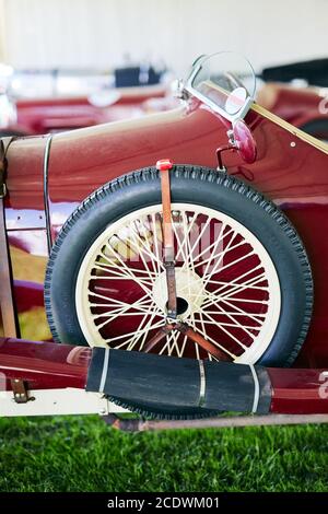 Ruota di scorta su un'auto classica rossa Foto Stock