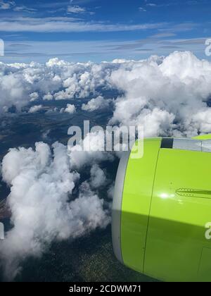 Vista dalla finestra di un aereo alle nuvole, città e motore aereo. Tecnologie di trasporto Foto Stock