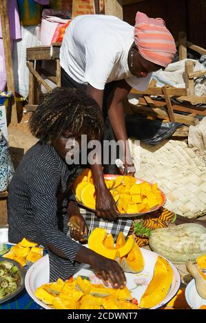 Senegal, mercato di Mbour sul "piccolo cote" (piccola costa). Foto Stock