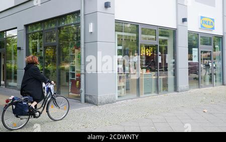 Berlino, Germania. 28 Agosto 2020. Il 1.9, a Berlino, Pankow, si apre un'edizione in miniatura del gruppo di mobili Ikea. Il minuscolo negozio di mobili è il primo 'studio di pianificazione' in Germania. Qui non potete portare né tovaglioli né mobili con voi. Non ci sono inoltre posti auto e non ci sono hot dog. Ma sarete avvisati e potete avere i mobili ordinati consegnati alla vostra sede. Credit: Annette Riedl/dpa/Alamy Live News Foto Stock