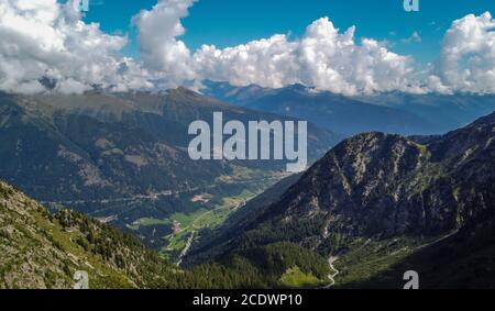 Veduta aerea delle montagne della Valle del Sole dal rifugio Denza, Vermiglio in Trentino Alto Adige, Italia settentrionale, Europa - Provincia di Trento Foto Stock