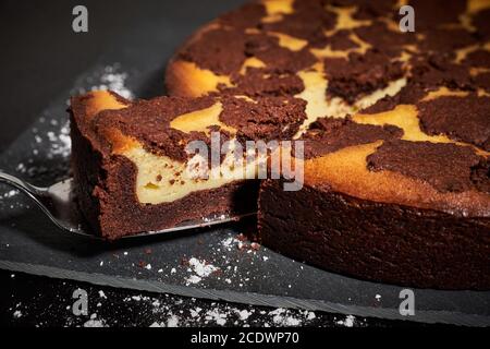 Cheesecake al cioccolato russo con dispositivo di risposta automatico alla torta Foto Stock