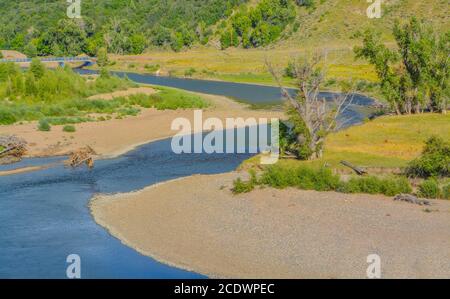 Una bella vista di un fiume tranquillo che scorre attraverso un valle nelle Montagne Rocciose del Colorado Foto Stock