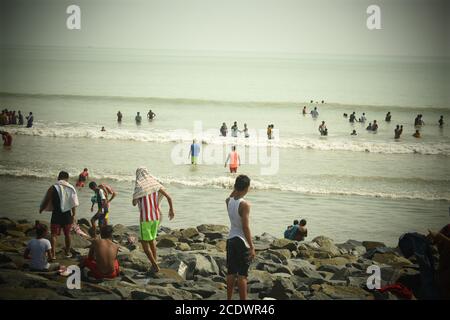 Persone che godono di bagno di mare a digha spiaggia di mare, Midnapore, bengala occidentale, India Foto Stock