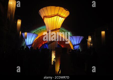 bella decorazione con le luci di una kolkata o calcutta durga pandal puja Foto Stock