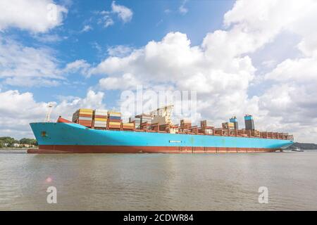 Grande nave portacontainer sul fiume Elba ad Amburgo, Germania Foto Stock