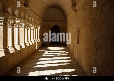 Chiostro, Abbazia Senanque, Vaucluse, Francia Foto Stock