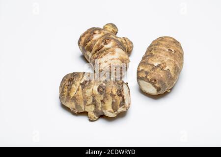 Tuberi di carciofi di Gerusalemme su sfondo bianco Foto Stock