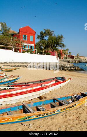 Senegal, Isola di Goree, la spiaggia. Patrimonio dell'umanità dell'UNESCO. L'isola di Goree era un tradizionale porto di schiavi e commerciali, dalle potenze coloniali di Foto Stock