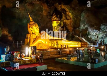 Buddha nel tempio di Wat Suwan Kuha, Thailandia Foto Stock