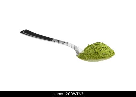 Polvere verde di grano essiccato o di orzo in cucchiaino di acciaio isolato su fondo bianco. Vista dall'alto. Concetto di medicina di erbe. Foto Stock