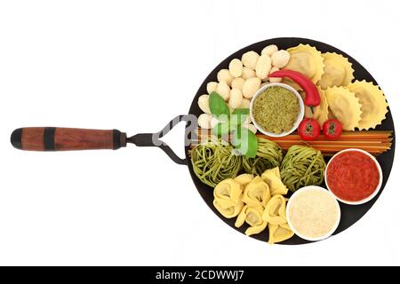 Sani ingredienti di pasta italiana con linguine tricolore, gnocchi, ravioli, tortellini e spaghetti di spinaci con salsa di pomodoro, pesto e parmigiano. Su un Foto Stock