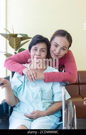 Una madre asiatica anziana che ha una figlia si prende cura di lei in una stanza speciale dell'ospedale con amore. Foto Stock