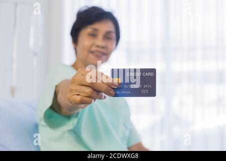 Concetto di donne anziane che usano carte di credito negli ospedali Foto Stock