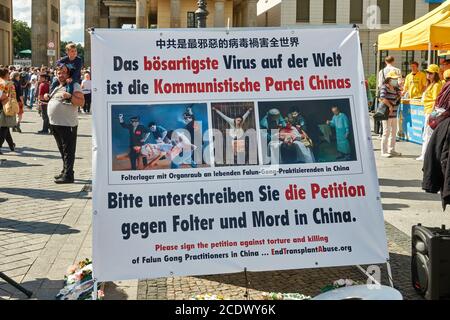 Berlino, Germania, 29 agosto 2020: Un piccolo gruppo di dissidenti cinesi accusa il governo cinese di omicidio e tortura durante una manifestazione Foto Stock