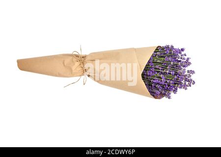 Bouquet naturale di fiori di lavanda avvolto in carta artigianale isolato su sfondo bianco Foto Stock