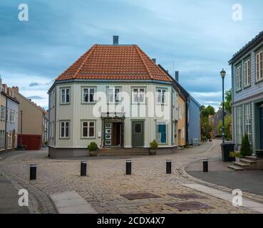 La colorata e iconica città vecchia si affaccia lungo il fiume Nidelva a Trondheim, Trondelag, Norvegia. Simbolo del ruolo storico di Trondheim come merco Foto Stock