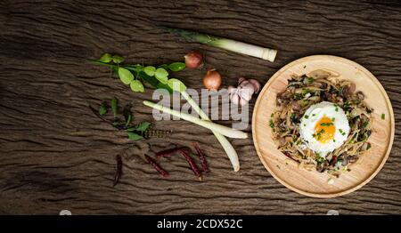 Carne fritta con germoglio di bambù e basilico santo servito con uova fritte di riso al vapore Foto Stock