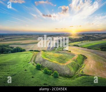 Veduta aerea di Stradow Hillfort (Grodzisko w Stradowie) - una roccaforte medievale esistente dal 8 ° secolo Stabilito da Vistulans Foto Stock