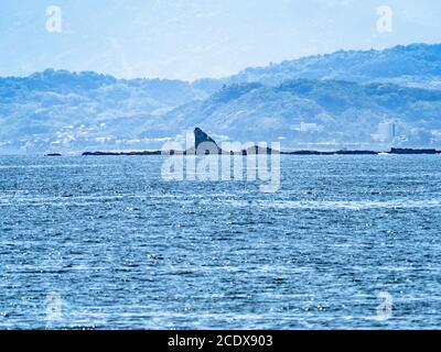 Eboshi Rock, un famoso punto di riferimento offshore e simbolo di Chigasaki, una città sulla costa di Kanagawa, Giappone. Questa immagine si affaccia sulla baia di Sagami f Foto Stock