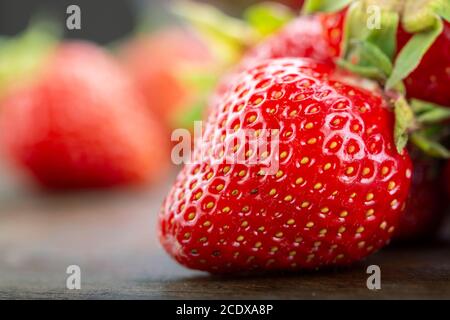 Ripe rosso Fragole sul tavolo di legno Foto Stock