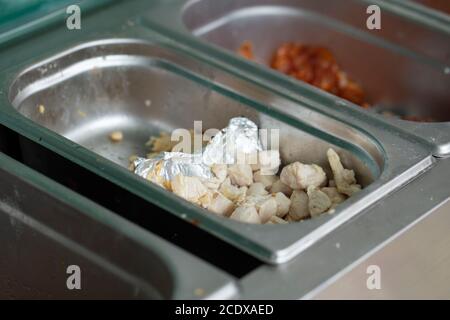 Ingredienti per la preparazione della pizza. Filetto di pollo tritato in un vassoio di cottura Foto Stock