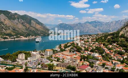 Una vista sul fiordo di Cattaro Bay, accanto alla città vecchia di Cattaro, Montenegro Foto Stock