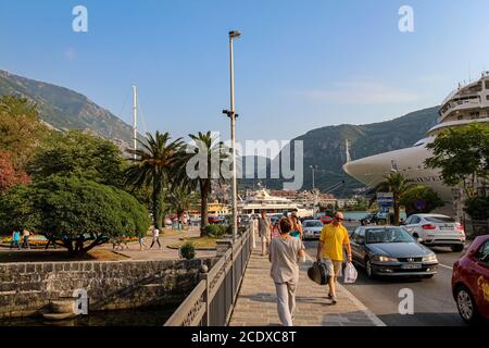 I turisti camminano lungo il porto della città vecchia di Cattaro, Montenegro Foto Stock