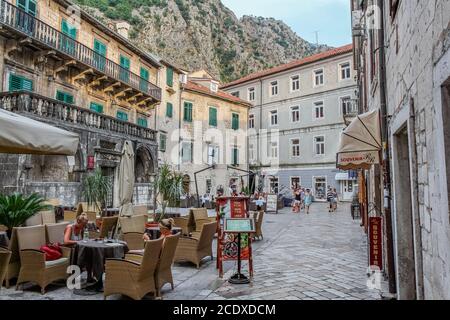 Un caffè in una piazza al tramonto, nella città vecchia di Cattaro, Montenegro Foto Stock