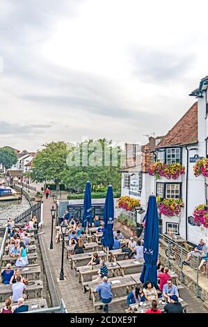 L'Angelo, un pub a Henley, Thames; Gasthaus a henley an der Themse Foto Stock