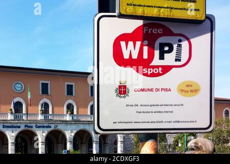Pisa, Italia, Europa - segnale spot Wi-Fi. Tipografia progettata esclusivamente utilizzando un pittogramma della Torre Pendente di Pisa. Design pubblico spiritoso. Foto Stock