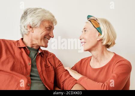 Una coppia matura che parla l'una con l'altra sullo sfondo bianco Foto Stock